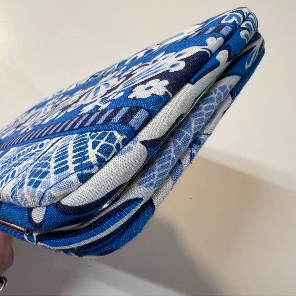 Vera Bradley Women’s Blue White Floral Lagoon Pattern opera style Clutch Wallet - Picture 4 of 14